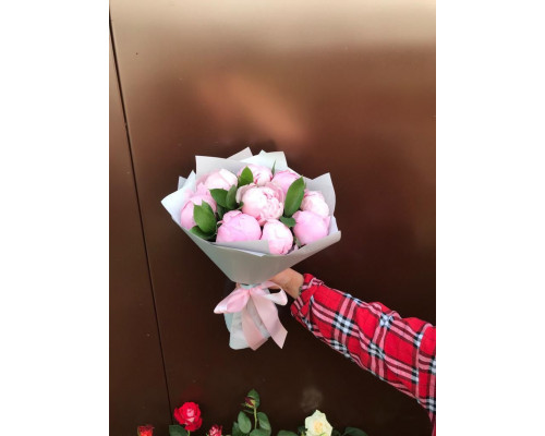 Букет розовых пионов