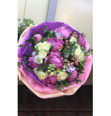 Букет из пионов, роз, эустомы, гиперикума и зелени