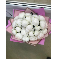 Букет из белых пионов