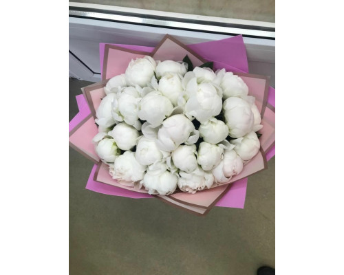 Букет из белых пионов